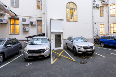 Kultūras ministrijas ēkas Z. A. Meierovica bulvārī 14 ieeja no pagalma puses ar pacēlāju