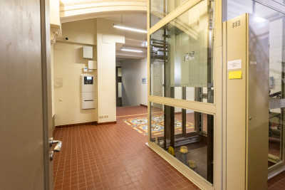 Kultūras ministrijas ēkas Z. A. Meierovica bulvārī 14 ieeja no pagalma puses, ēkas kāpņu telpa