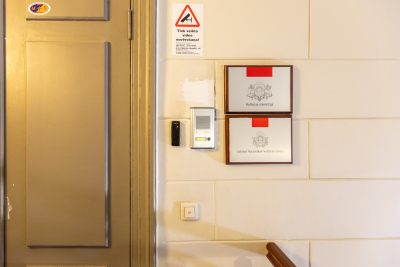 Kultūras ministrijas ēkas Z. A. Meierovica bulvārī 14 kāpņu telpā ēkas 4. stāva līmenī, ieeja KM un LNKC telpās, zvana poga pie durvīm