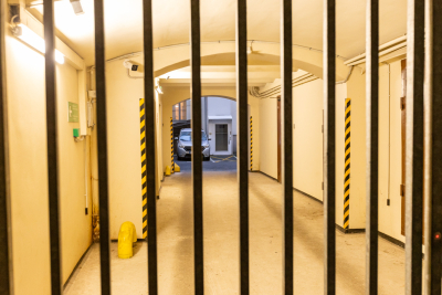 Kultūras ministrijas ēkas Z. A. Meierovica bulvārī 14 ieeja no pagalma puses, skats caur vārtiem uz ēkas pagalmu un pacēlāju