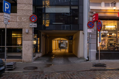 Kultūras ministrijas ēkas Z. A. Meierovica bulvārī 14 ieeja no pagalma puses, skats uz vārtiem