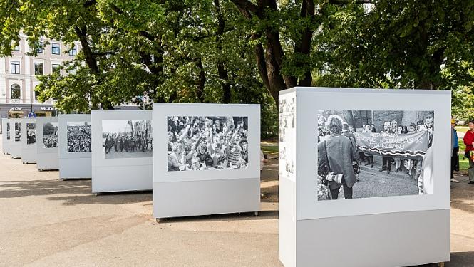 Latvijas neatkarības atjaunošanas trīsdesmitgadei veltīta lielformāta fotoizstāde Brīvības laukumā