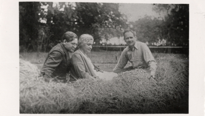 Foto no RMM krājuma: attēlā rakstnieki Konstantīns Raudive, Zenta Mauriņa, Pauls Pētersons sēž siena kaudzē Mūrmuižā 1935. gadā, RTMM 456940.