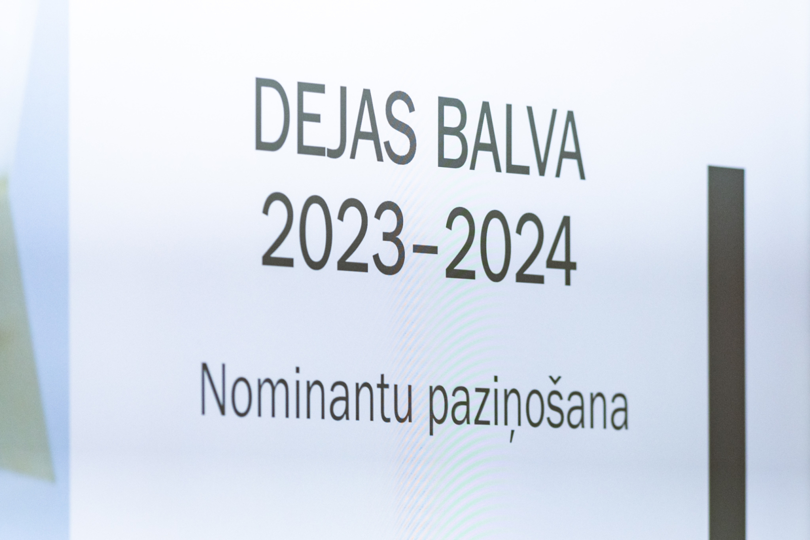 Dejas balvas preses konference - žūrijas pārstāvji un kultūras ministre sēž pie galda