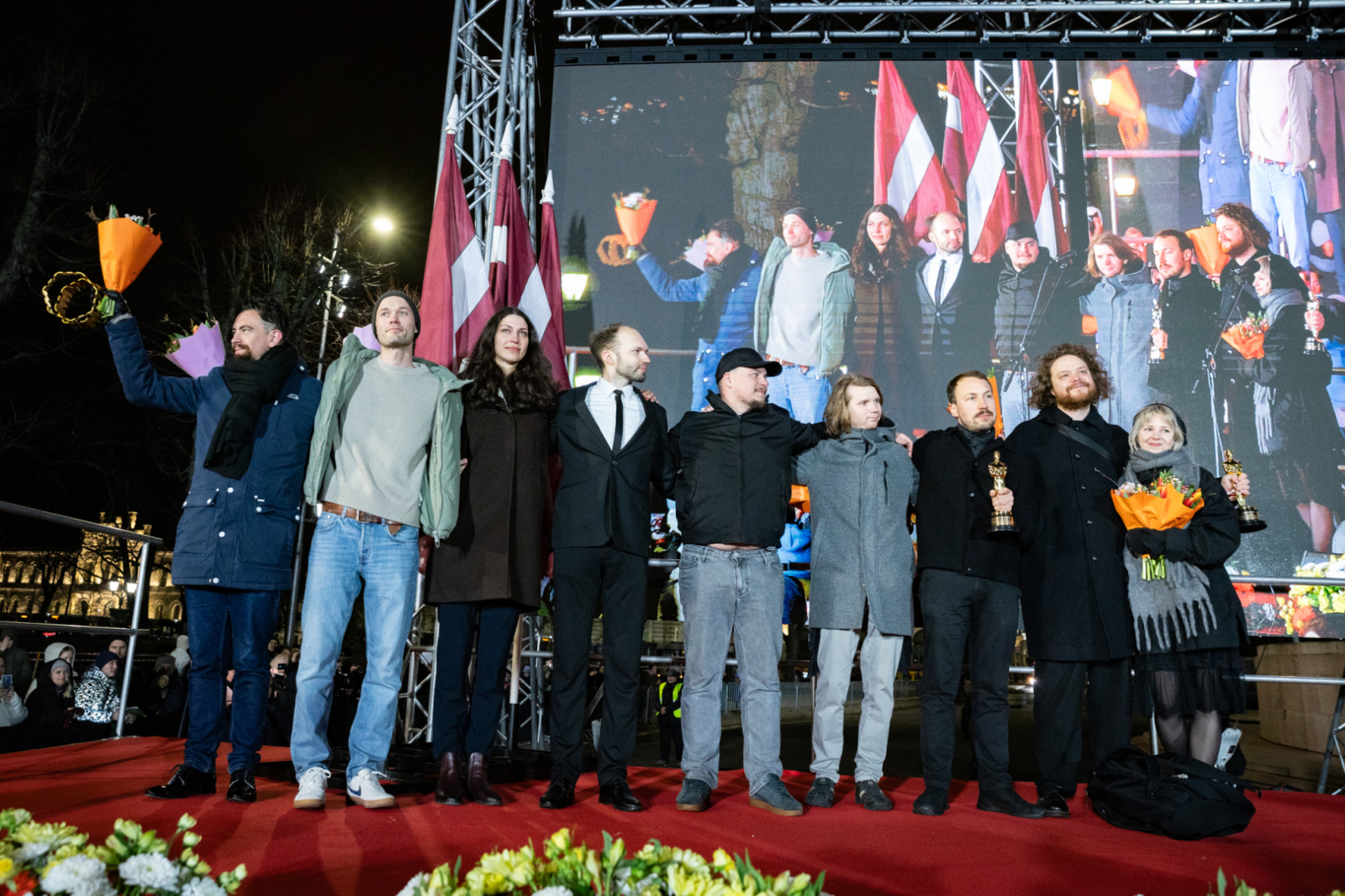 Filmas "Straume" komandas svinīgā sagaidīšana un sveikšana pie Brīvības pieminekļa