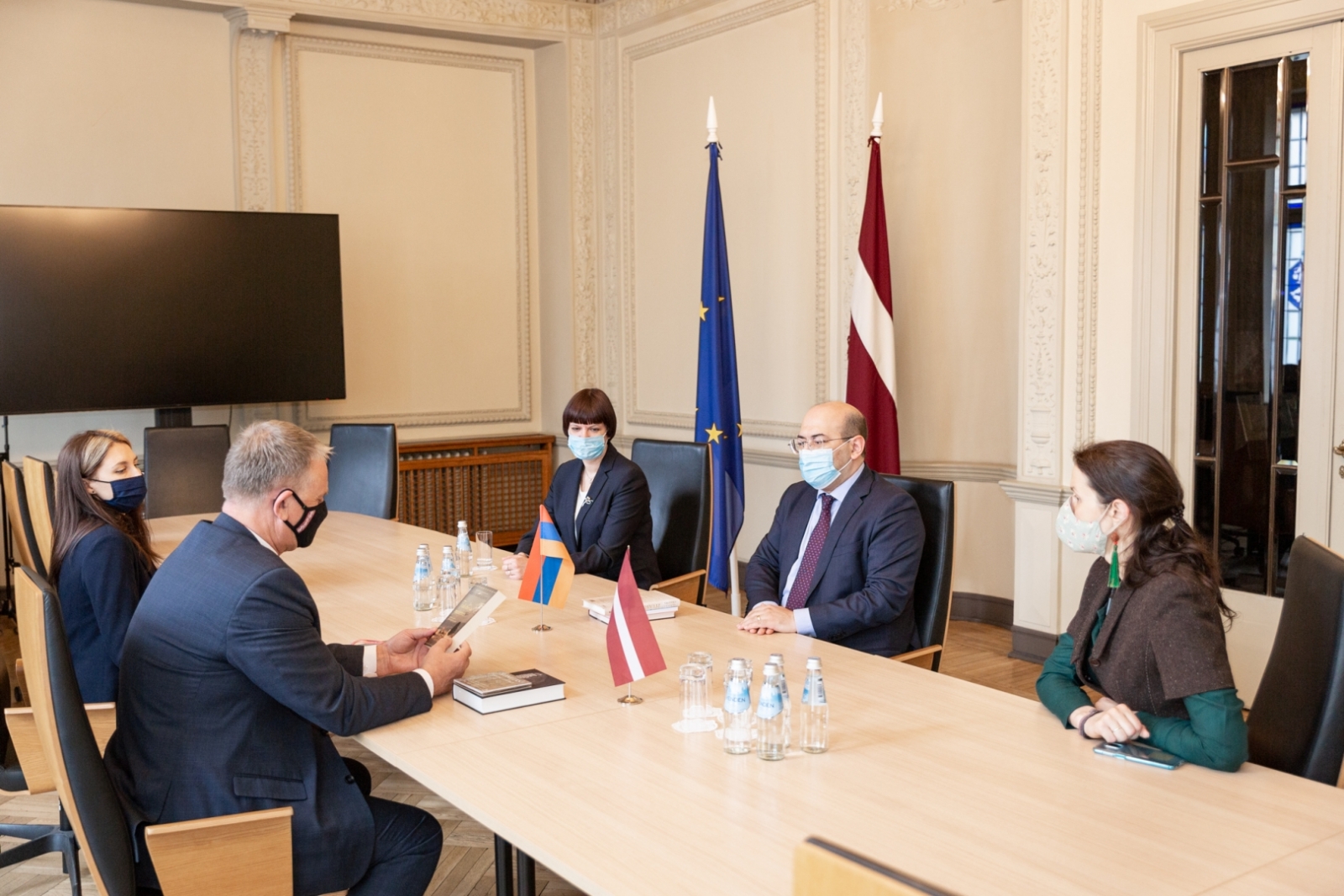 Kultūras ministrs Nauris Puntulis tiekas ar Armēnijas vēstnieku Latvijā Tigranu Mkrtčjanu.