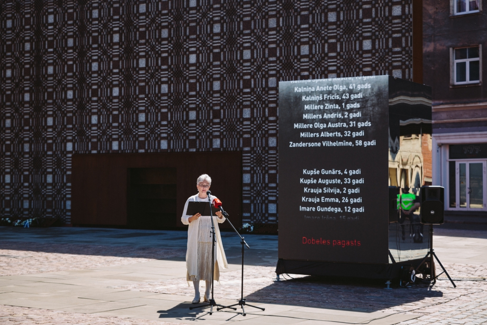 Kultūras ministrs Nauris Puntulis piedalās pasākumā “Aizvestie. Neaizmirstie” pie Latvijas Okupācijas muzeja