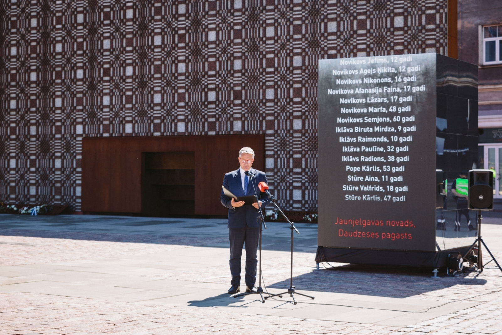 Kultūras ministrs Nauris Puntulis piedalās pasākumā “Aizvestie. Neaizmirstie” pie Latvijas Okupācijas muzeja