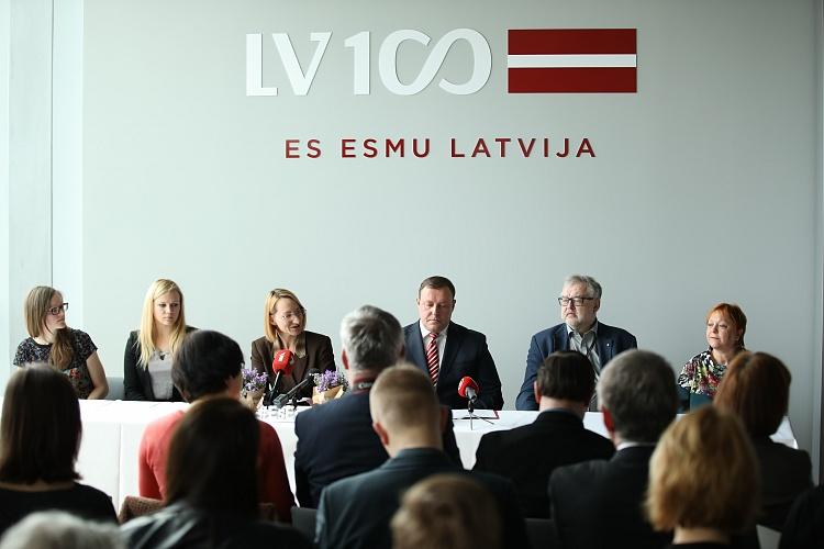 Latvijas valsts simtgades atklāšanas - Baltā galdauta svētku un akcijas „Apskauj Latviju” prezentācija