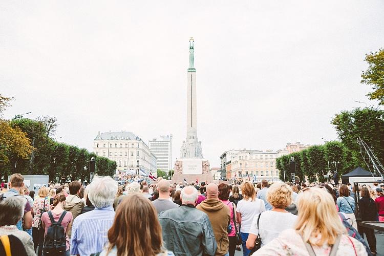 Svinīgais notikums „Baltijas ceļam 30” pie Brīvības pieminekļa