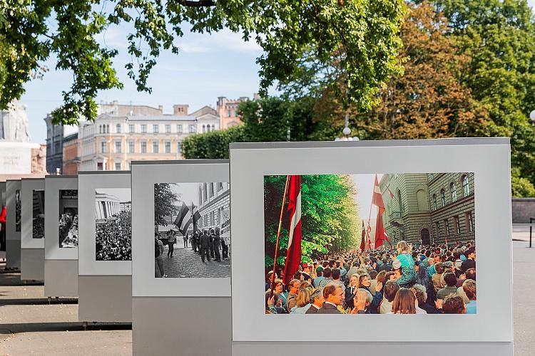 Latvijas neatkarības atjaunošanas trīsdesmitgadei veltīta lielformāta fotoizstāde Brīvības laukumā