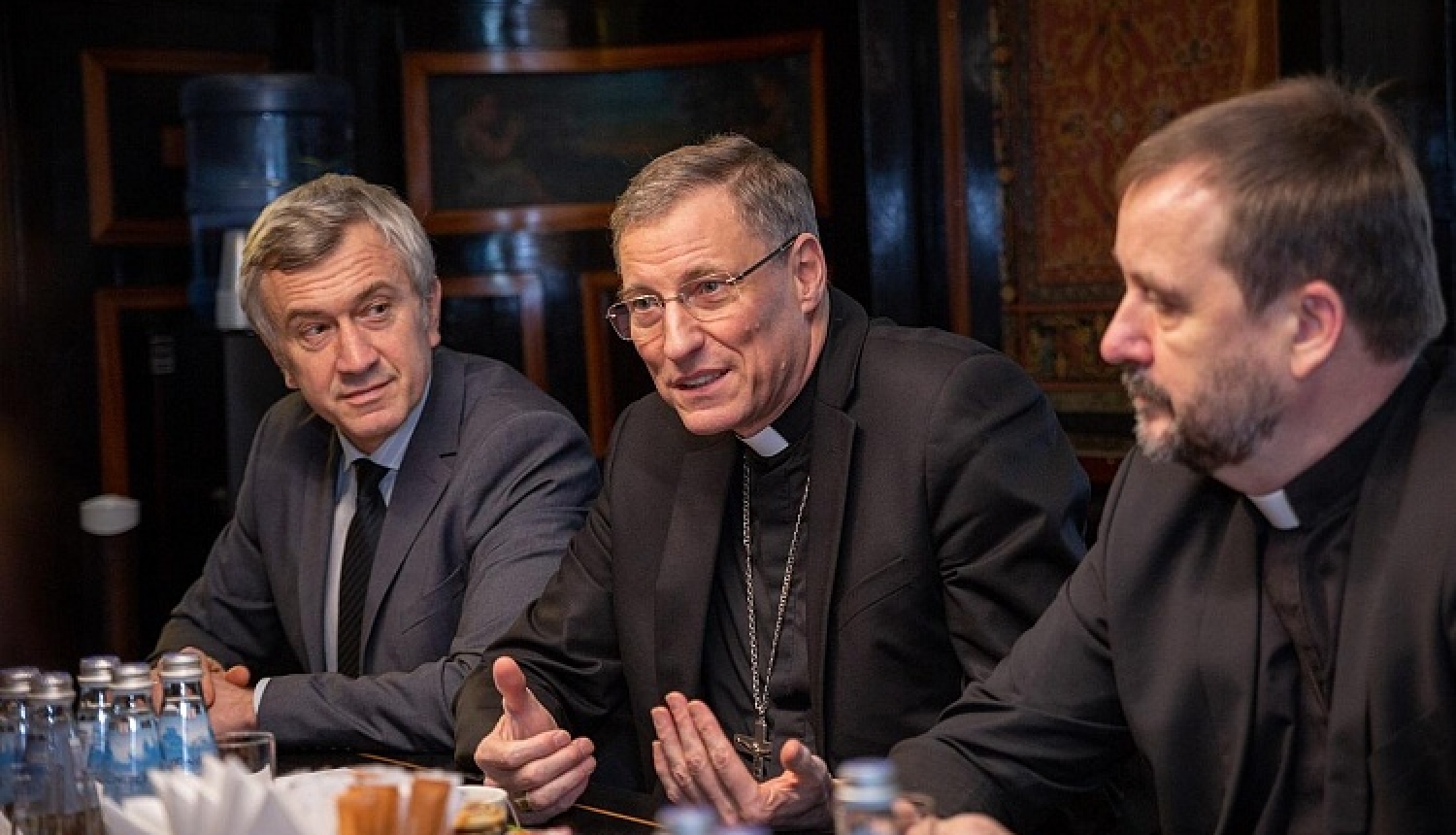 Kultūras ministrs un arhibīskapi Jānis Vanags un Zbigņevs Stankevičs pārrunā sakrālā mantojuma finansēšanas programmas īstenošanu