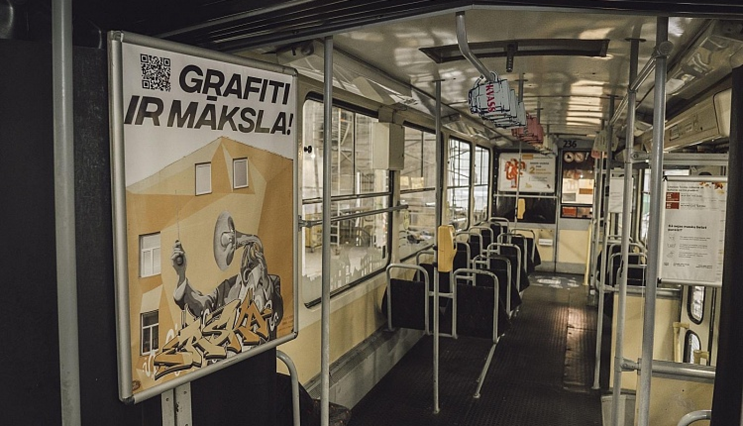 LMMDV eksponē dizaina plakātus Liepājas tramvajā
