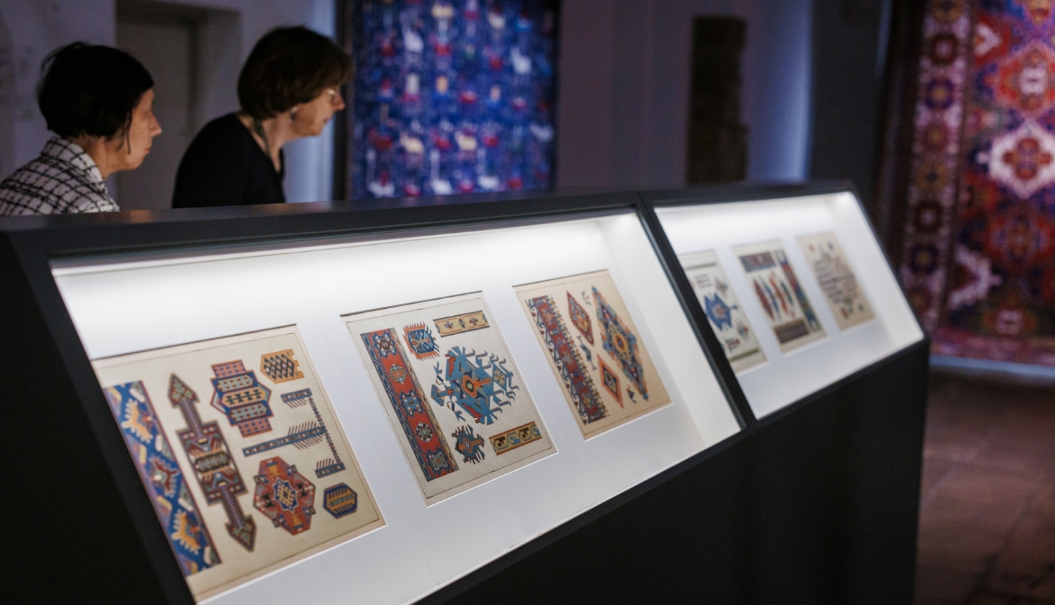 Jūlija Straumes kolorētās fotogrāfijas un zīmējumi izstādē “Atmiņas ģenētiskais kods. Azerbaidžānas paklāji”. Dekoratīvās mākslas un dizaina muzejs, 2024. Foto: Kaspars Teilāns