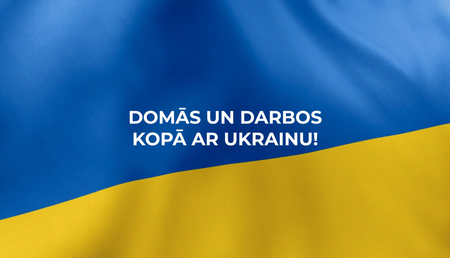 Teksts uz Ukrainas karoga fona: Domās un darbos kopā ar Ukrainu!