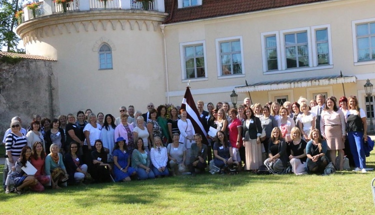 Diasporas skolotāji Latvijā pulcējas profesionālās pilnveides kursos un godina simtgades karogu