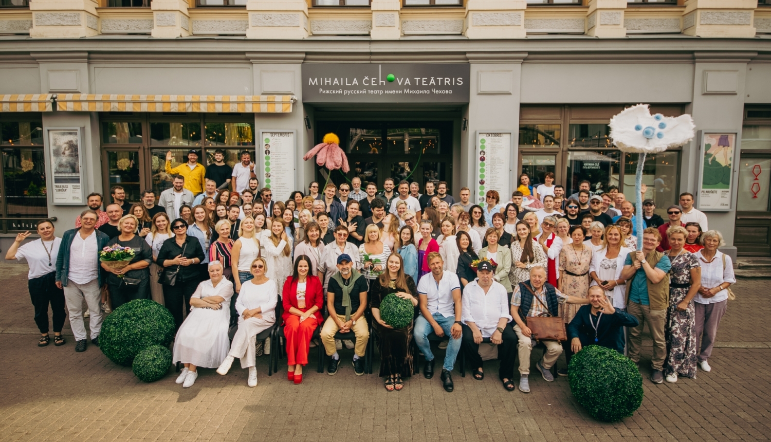 Čehova teātra kolektīvs, foto: Mersedes Margoit