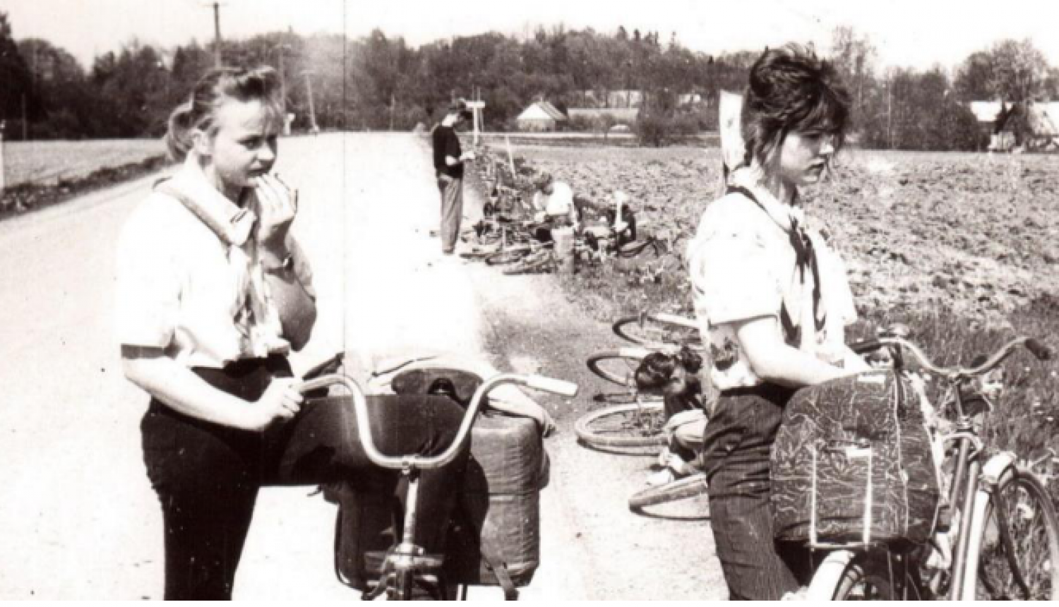 Aknīstes vidusskolas skolēni ekskursijā ar velosipēdiem pie Asares ciema (?), foto: Jānis Ķipāns, Aknīstes Novadpētniecības muzejs
