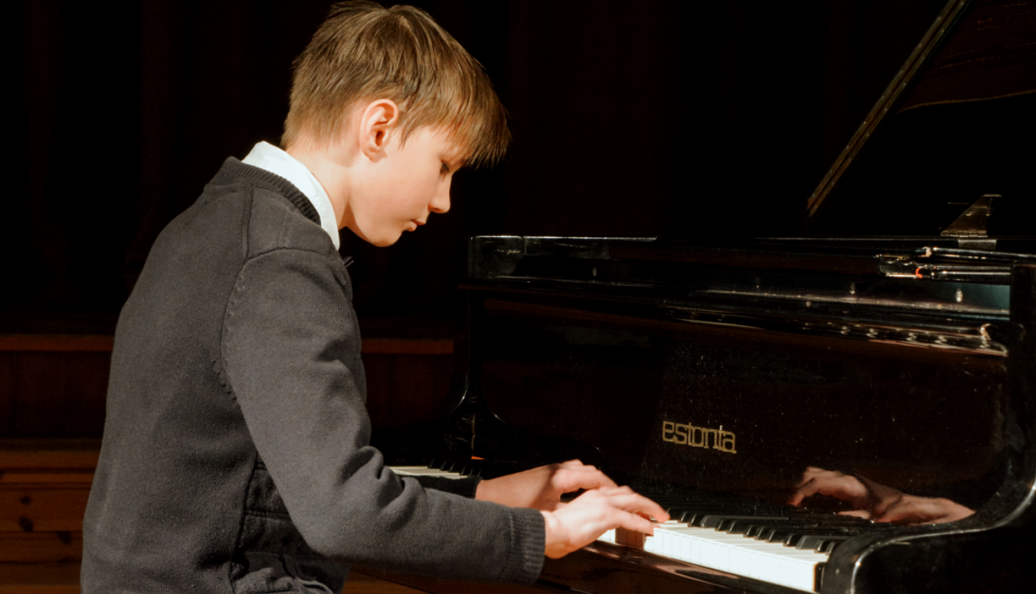 Zēns pie klavierēm