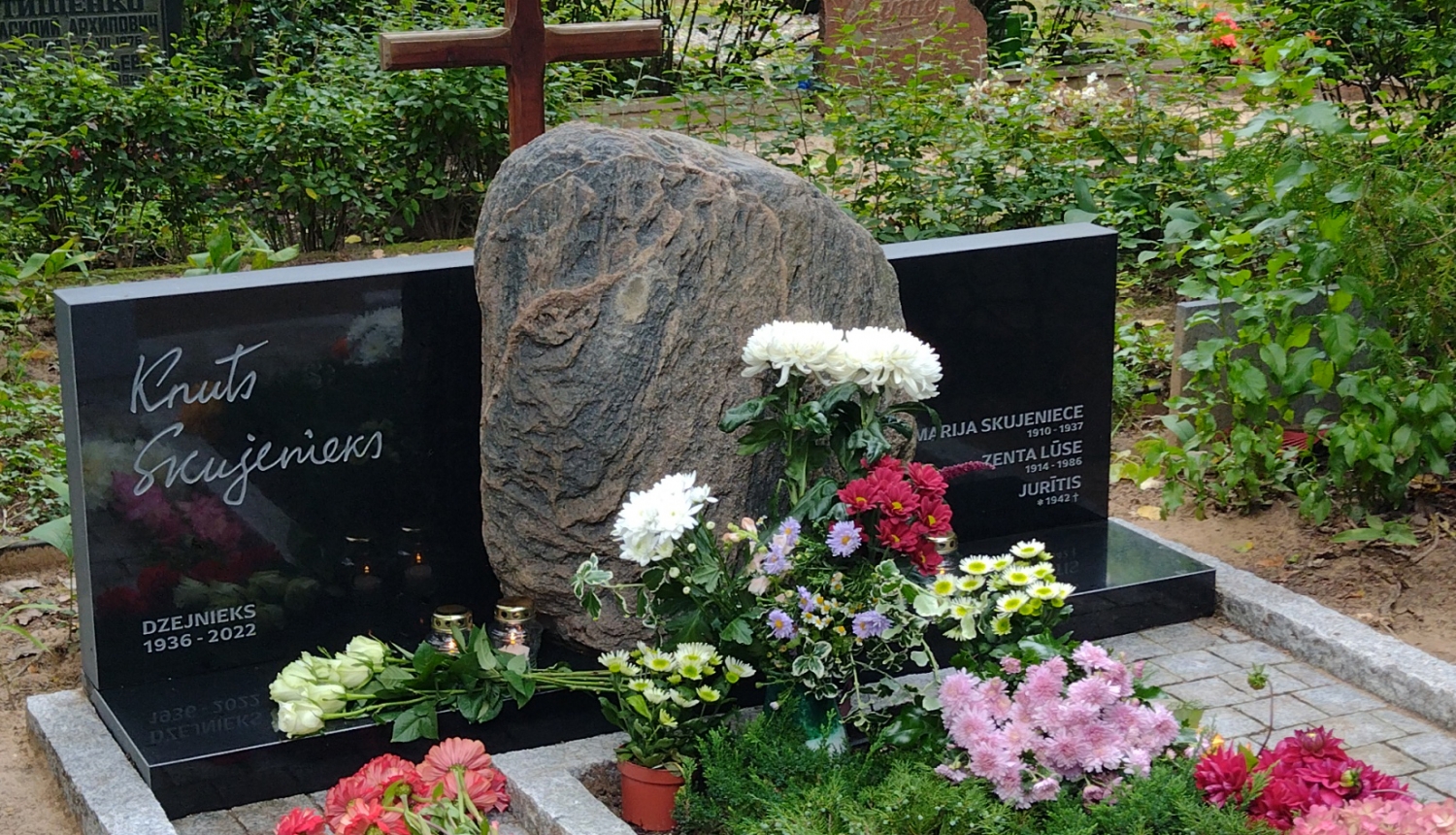 Knuta Skujenieka piemiņas vieta Raiņa kapos