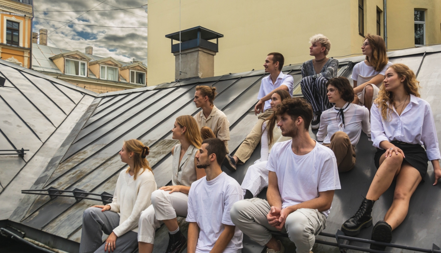 11 aktieri sēž uz jumta