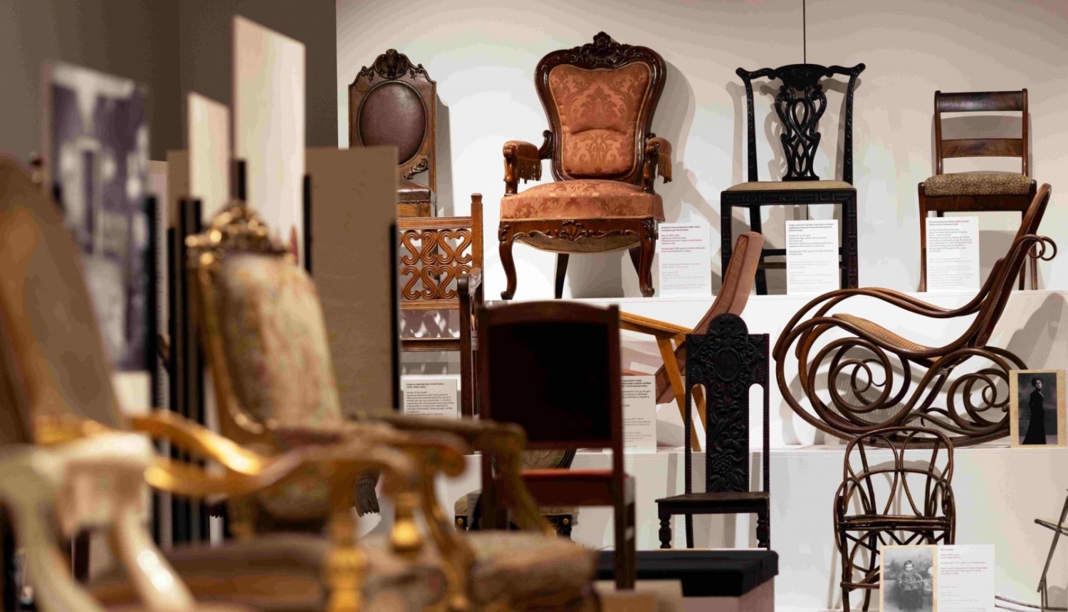 Izstādes “Katram savs krēsls” ekspozīcijas fragments. Foto: Astrīda Meirāne.