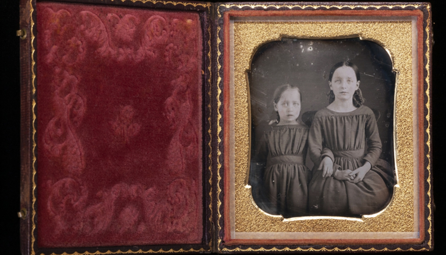 Dagerotips. Meiteņu dubultportrets. Ap 1858. gadu. Autors – nezināms. Latvijas Fotogrāfijas muzeja krājums. Foto: Mārtiņš Lablaiks