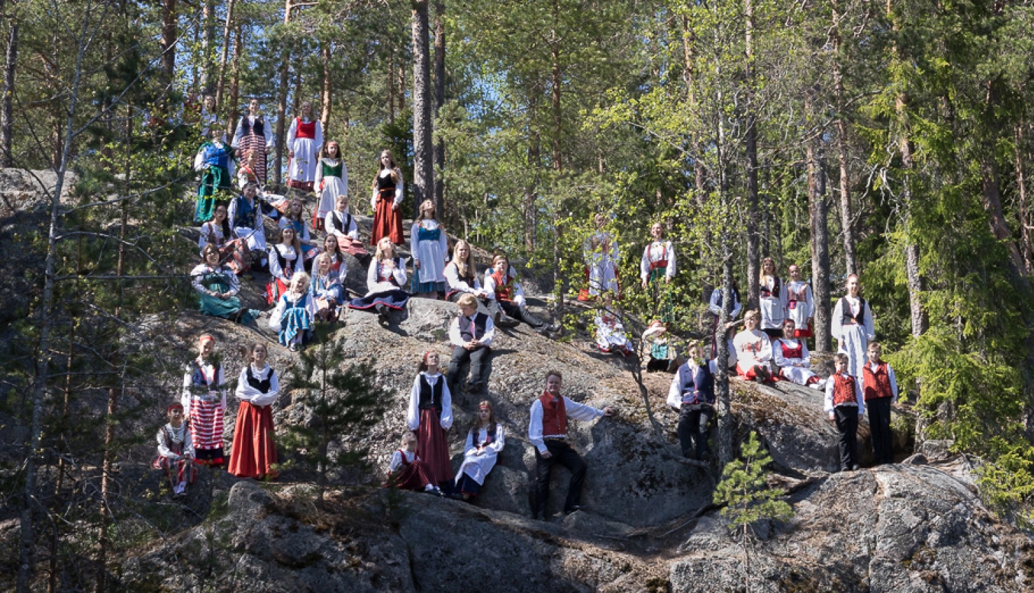 Bērnu koris Somijā uz klints mežā