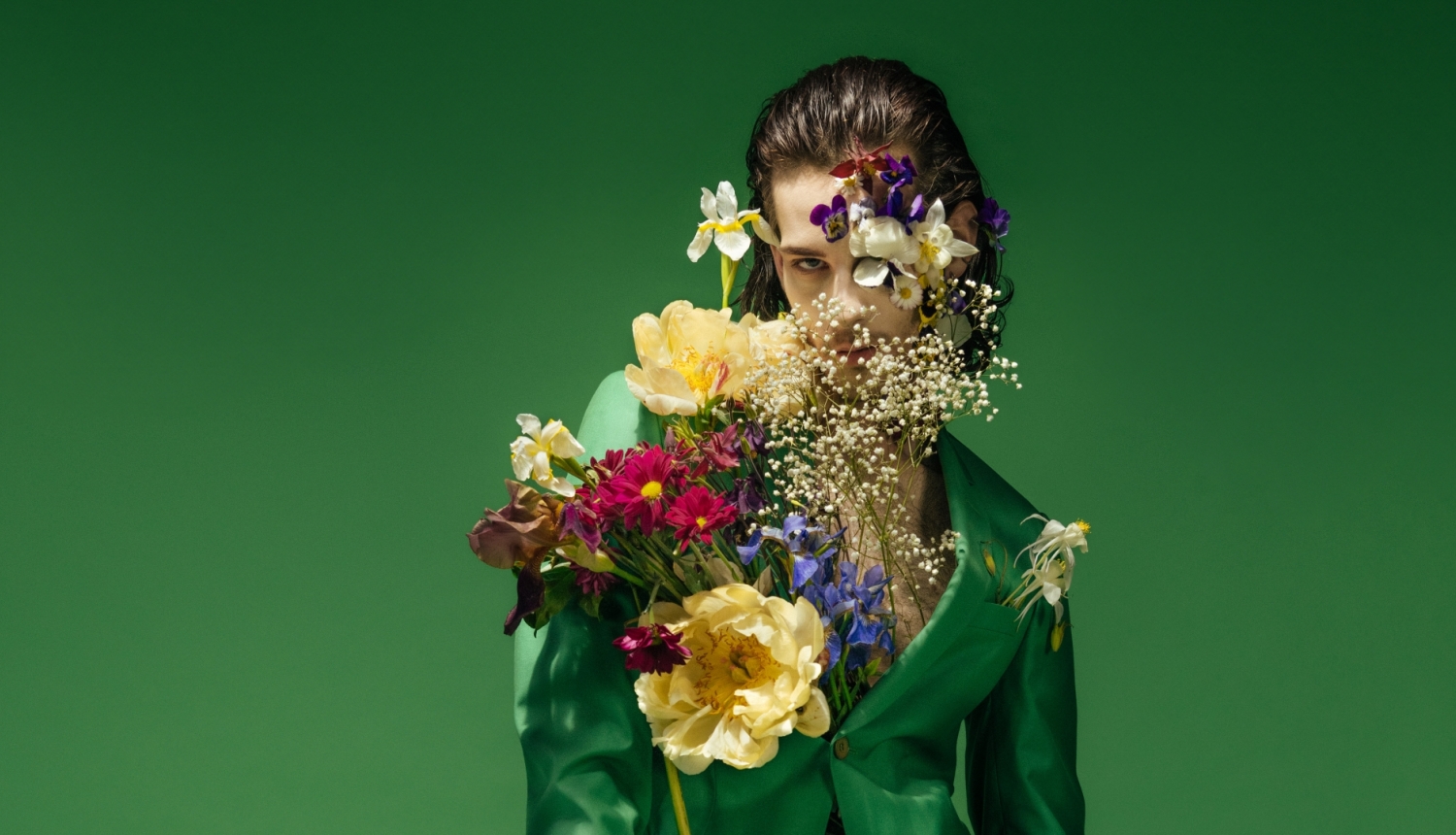 Rīgas Operas festivāla publicitātes attēls - operdziedātājs ar ziediem
