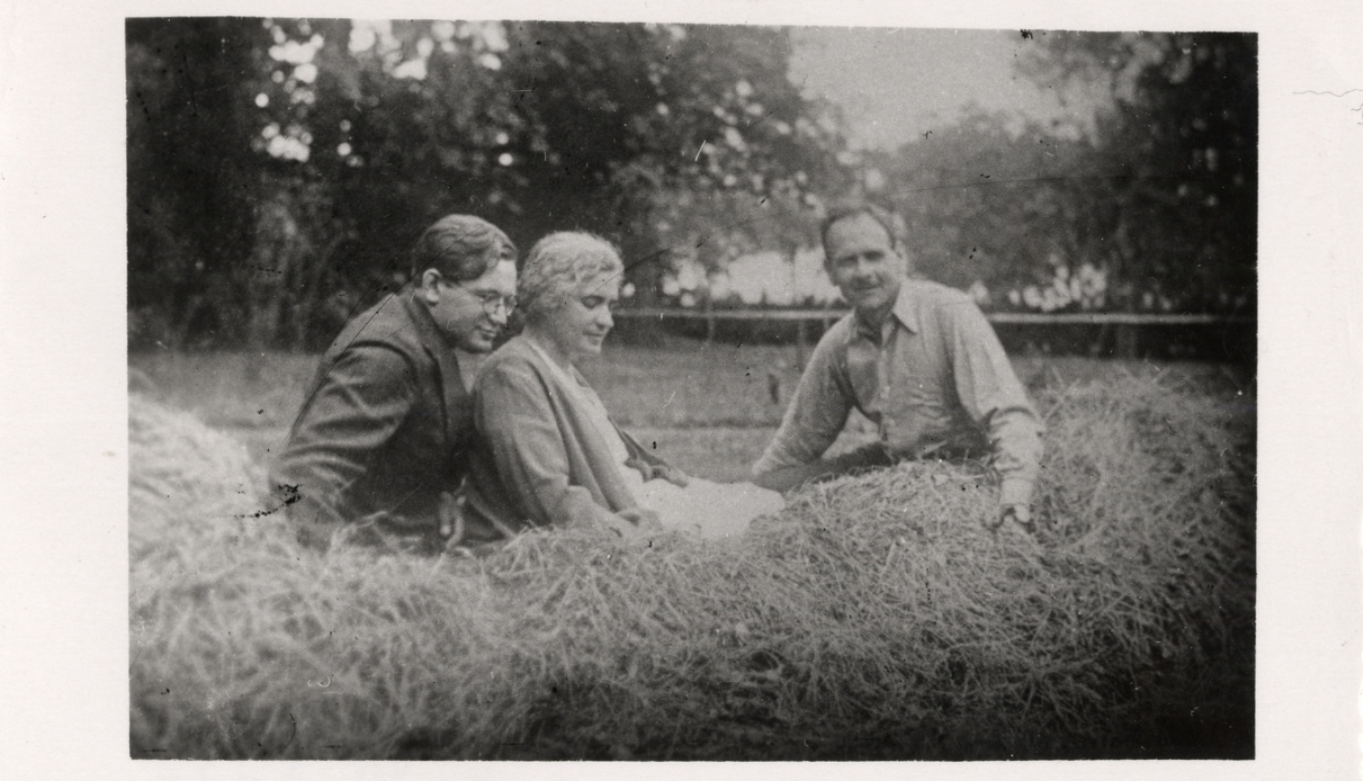 Foto no RMM krājuma: attēlā rakstnieki Konstantīns Raudive, Zenta Mauriņa, Pauls Pētersons sēž siena kaudzē Mūrmuižā 1935. gadā, RTMM 456940.