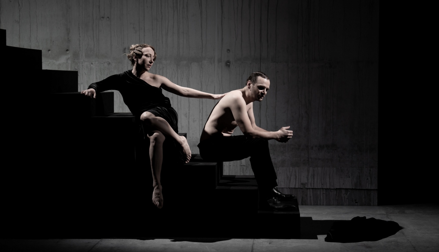 Foto no Valmieras teātra izrādes “Sēras piestāv Elektrai” (režisore Inese Mičule)